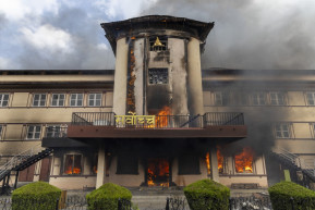 Felgyújtották a nepáli parlament és a kormányzat több épületét
