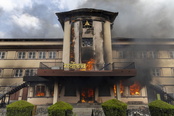 Felgyújtották a nepáli parlament és a kormányzat több épületét