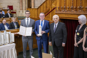 Nívódíjat kapott a Parlamentben az M1 egyik műsora, a TV2 hírigazgatósága, a Hír TV és a Bors szerkesztősége