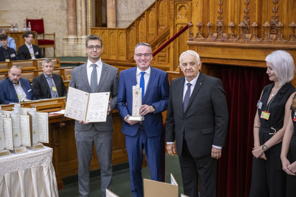 Nívódíjat kapott a Parlamentben az M1 egyik műsora, a TV2 hírigazgatósága, a Hír TV és a Bors szerkesztősége