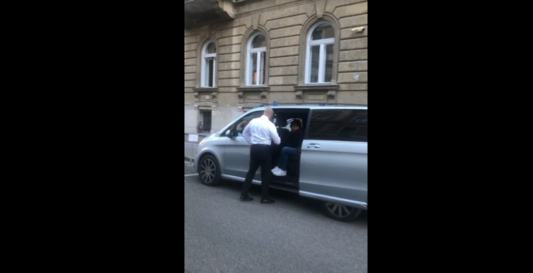 Lázár fia szolgálati busszal és sofőrrel gurult be az ÉKM elé