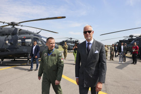 Elismerte a honvédelmi miniszter, hogy meglőtték az egyik testőrét