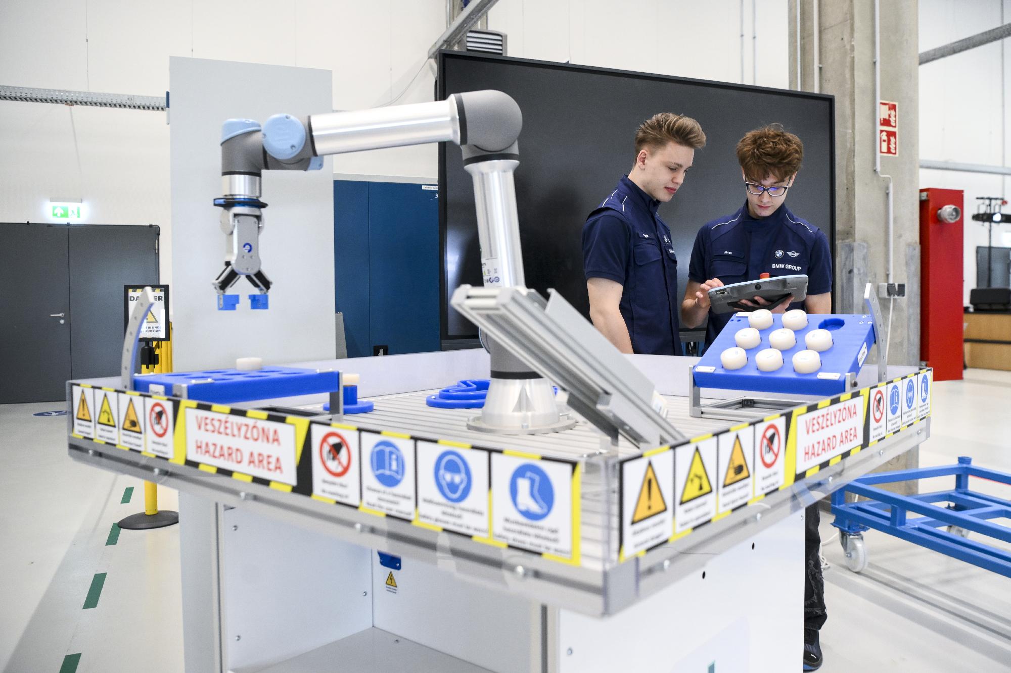 Megnyitották a BMW debreceni tehetség gyárát