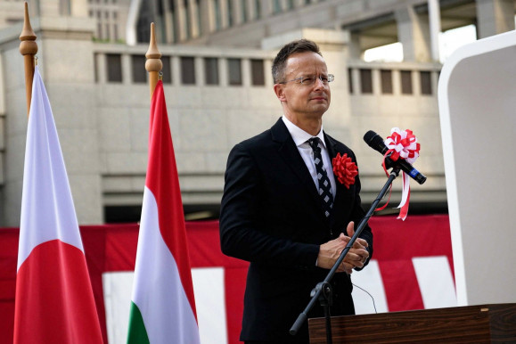 Szijjártó Japánban magyarázza, miért nem tudják elengedni az orosz gázt