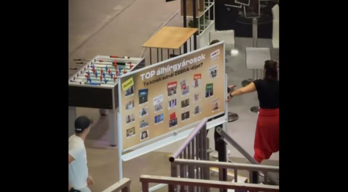 Névvel és arcképpel tettek ki független újságírókat egy táblára 