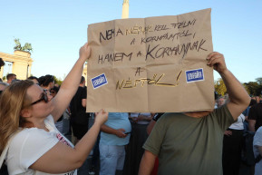 Több ezren tüntettek a Hősök terén a tiszta közbeszédért