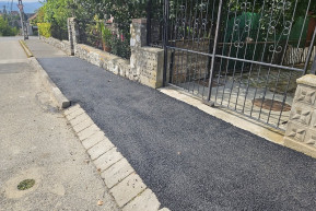 A fideszes képviselő tíz méter járda felújításával büszkélkedik