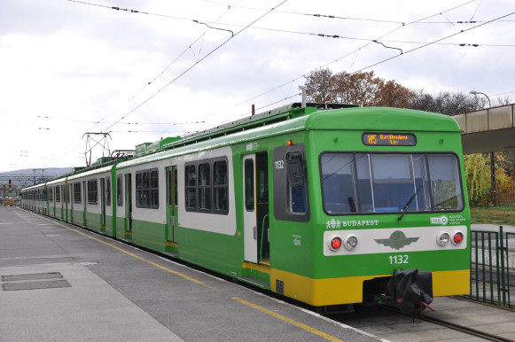 Füstölni kezdett a HÉV a Szépvölgyi útnál, leszállították az utasokat