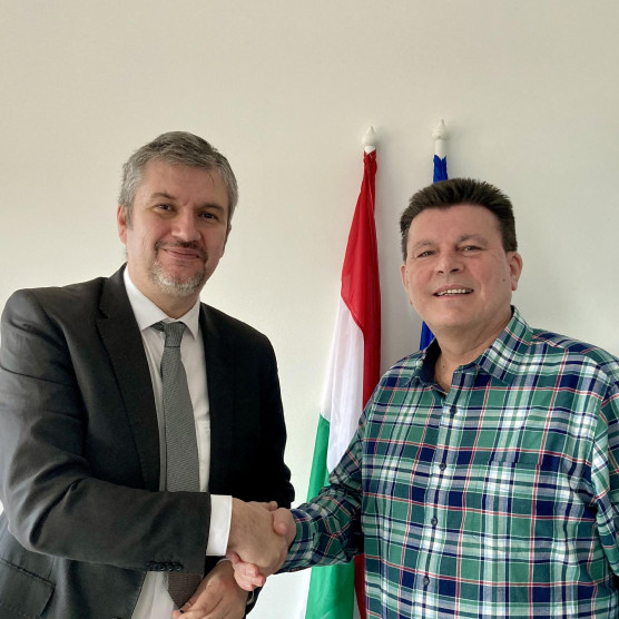 Hadházy: Fegyveres rendőrök jelentek meg Káncz Csaba házánál