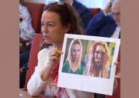 Az összevert Orosz Bernadett képének bemutatása miatt Kövér elvette Szabó Tímea fizetését