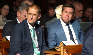 Demokrácia light: három perc jut, de csak a frakcióknak - vidéki lapszemle