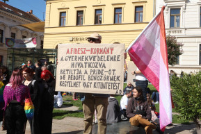 A rendőrök biztosították a nem engedélyezett Pécs Pride-ot, egy ellentüntetőt bilincsben vittek el