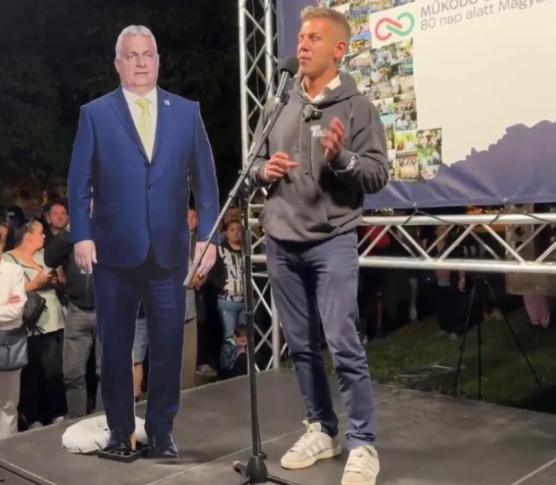 Magyar letaszította a színpadról Orbán kartonfiguráját az Aradi Vértanúk Napján