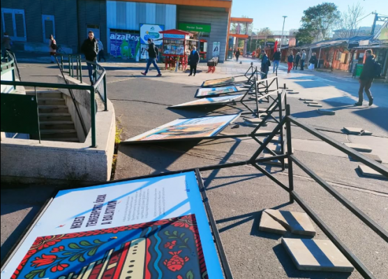 A Fidesz által felhergelt emberek rongálják a plakátjaikat – állítja a Momentum