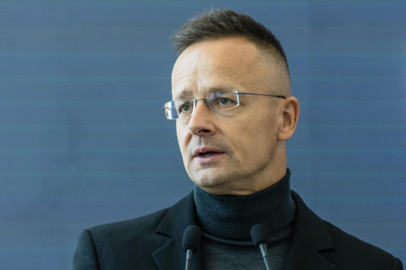 Szijjártó: Adminisztrációs hiba miatt függesztették fel a gödi akkugyár működését