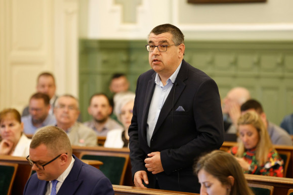 Milliós jövedelmet húz, de 70 ezerért bérel önkormányzati lakást a fideszes képviselő 