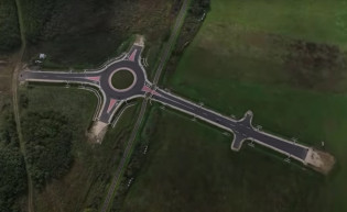 Átlátszó: A mező közepén áll egy körforgalom Zalában, 500 milliót költöttek rá