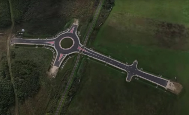 Átlátszó: A mező közepén áll egy körforgalom Zalában, 500 milliót költöttek rá