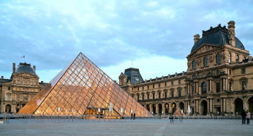 Ékszereket loptak a Louvre-ból