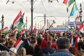 Tízezrek vonultak itt is, ott is, de mi lesz a bizonytalanokkal?