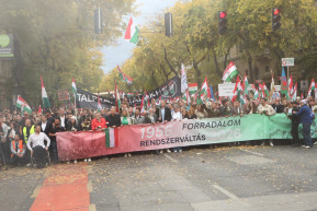 Hömpölyög a Nemzeti Menet az Andrássyn