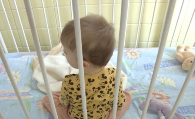 Örökbefogadó szüleihez került a kisfiú, aki három évig élt egy kórházi ágyban 