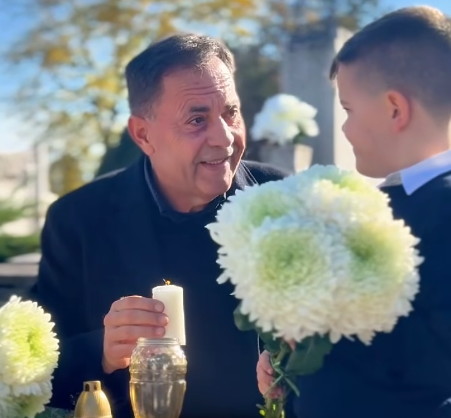 A fideszes Pócs János a temetőben csinált kampányfilmet a 14. havi nyugdíjról 