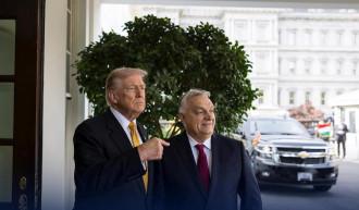 Ha Trump lélegeztetőgépen tartja az orbáni rendszert áprilisig, az a választást is eldöntheti