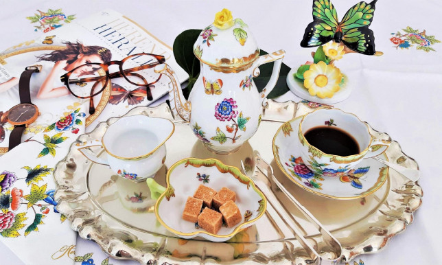 Ötvenmilióért vesznek Herendi porcelánt a Karmelitába