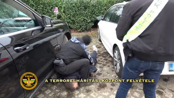 Telefonzsinórral fojtogatták, verték elrablói az idős férfit - végül a TEK kezére kerültek
