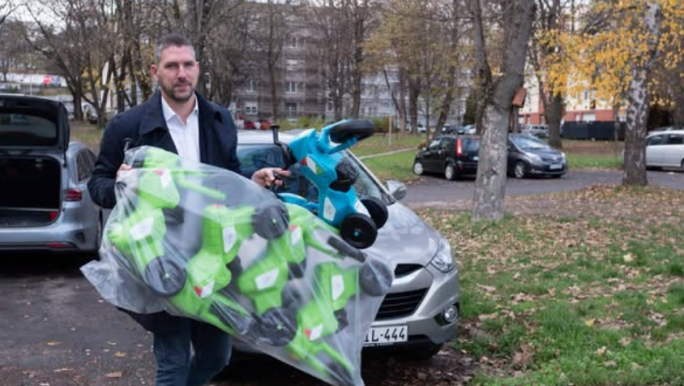 Fideszes politikusok állami pénzből vett nyuszimotorat osztogattak a bölcsődéknek