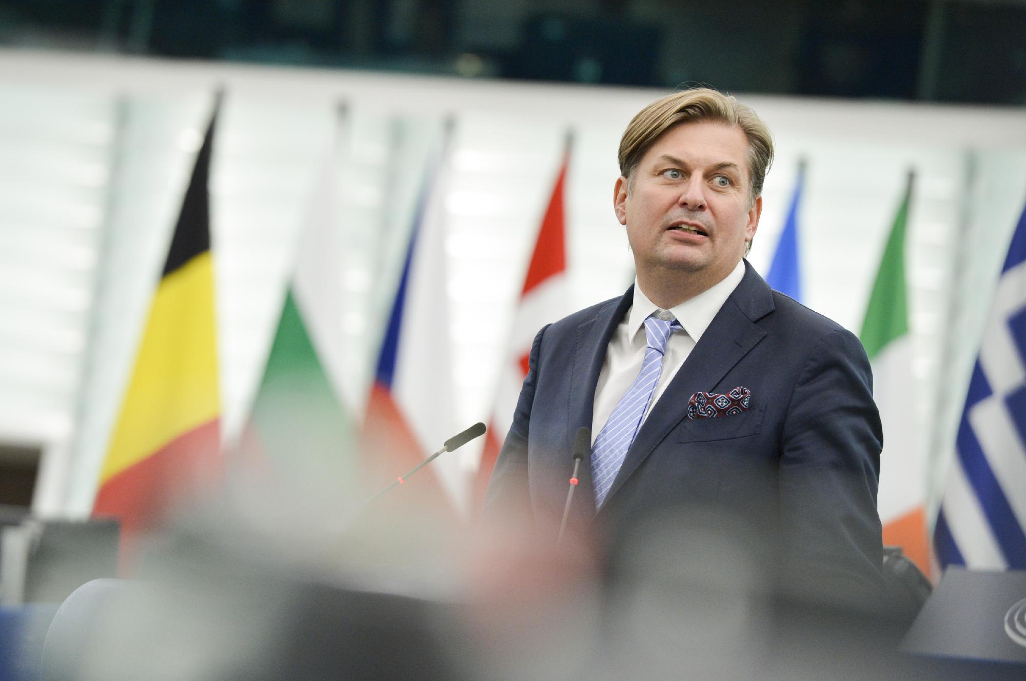 EP-156399H_Plenary_4_Trade