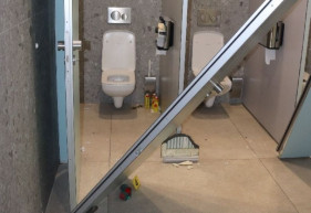 Öngyújtógázt akart szívni, magára robbantotta a pláza vécéjét 