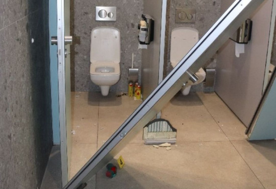 Öngyújtógázt akart szívni, magára robbantotta a pláza vécéjét 