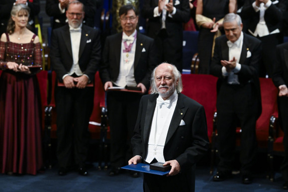 Krasznahorkai László átvette az irodalmi Nobel-díjat