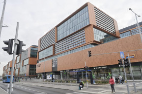 Zuglói polgármester: Nem térdelünk le a Bayer előtt!