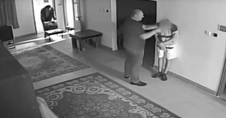 Újabb felvétel: bottal ütögeti egy fiatal fejét a Szőlő utcai javítóintézet egyik dolgozója