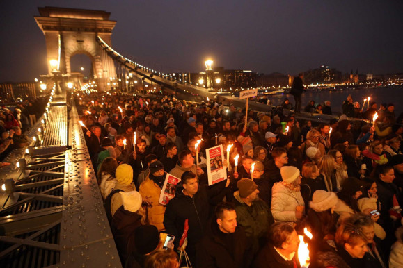 Élőben követtük a Tisza Karmelitához vonuló tüntetését a Hetes Stúdióban