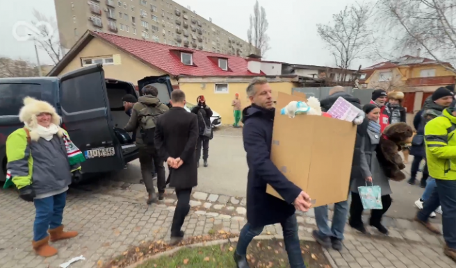 Magyar Péterék ajándékokat vittek az óbudai gyermekotthonba, de nem engedték be őket