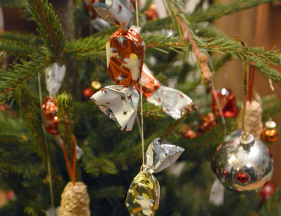 Tombol az advent: Fóton szaloncukortolvajokat fotóztak, Dunaújvárosban félmillió forintnyi fenyőt loptak