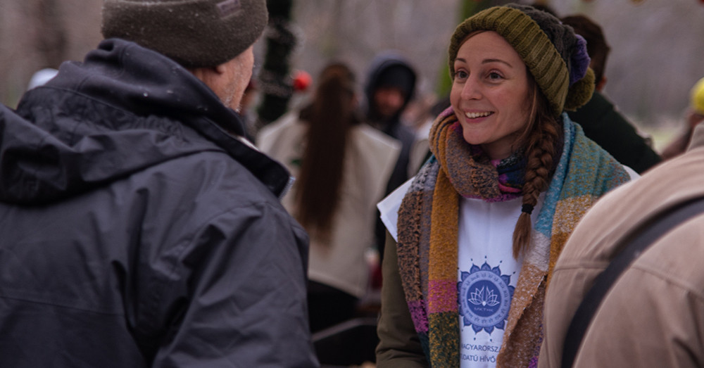 Gyorsan elkapkodták az élelmiszeradományt a karácsonyi krisnás ételosztás első napján Kép
