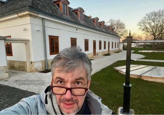 Hadházy Hatvanpusztán: Örülök, hogy a választás előtt nem mernek beköltözni