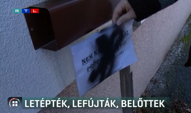 Kiírták a postaládájukra, hogy a Tiszára szavaznak, szilveszterkor megrongálták a házukat