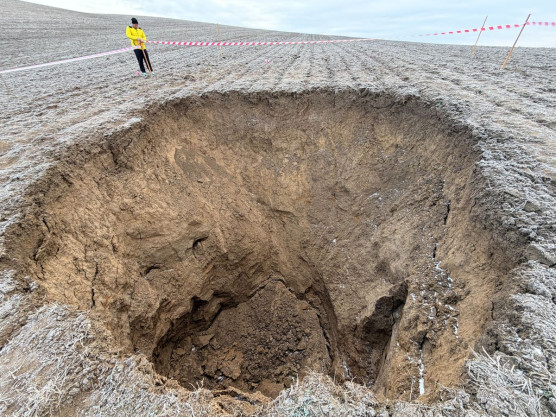 Gigantikus lyuk keletkezett Vizslás határában
