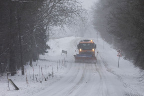 Több ezren maradtak áram nélkül, többen elakadtak a hóban