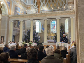 Templomban, a misére összegyűlteknek kampányolt a kormány mellett Soltész államtitkár