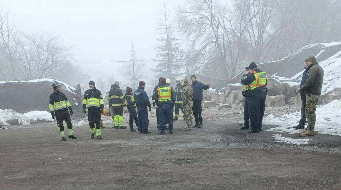 A kormány ingyen favágóként használja a tűzoltókat