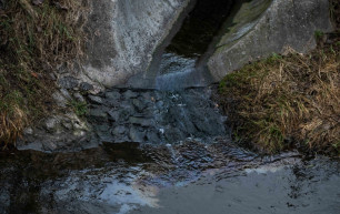Masszív olajfolt tűnt fel reggel a Rákos-patakon