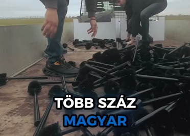 Több száz vécékefét döntöttek Lázár batidai kastélya elé