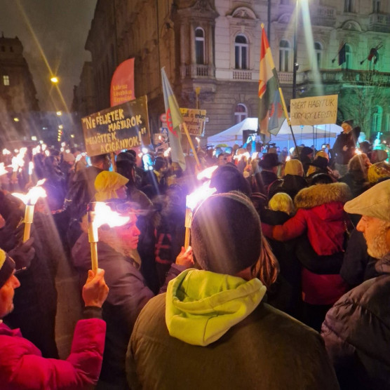 Több százan tüntettek Lázár János romákat érintő mondatai miatt